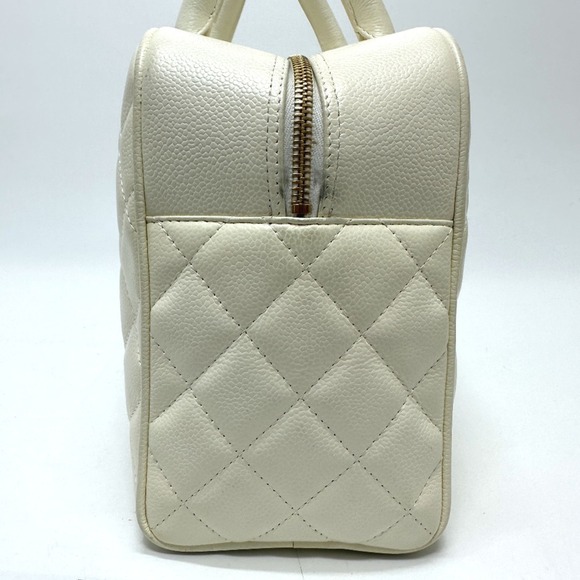 CHANEL White Bag - Picture 4 of 16